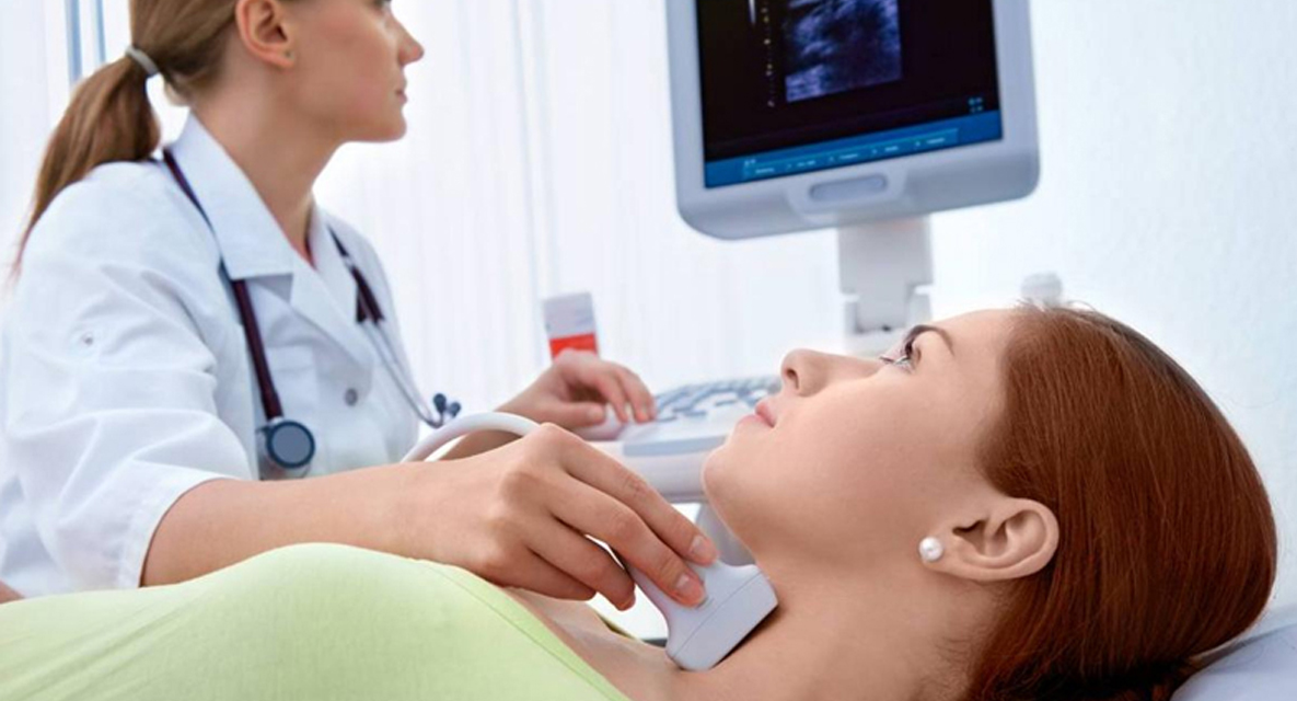 foto ilustrativa da execução do exame: Ultrassonografia com Doppler Colorido de Carótidas e Vertebrais