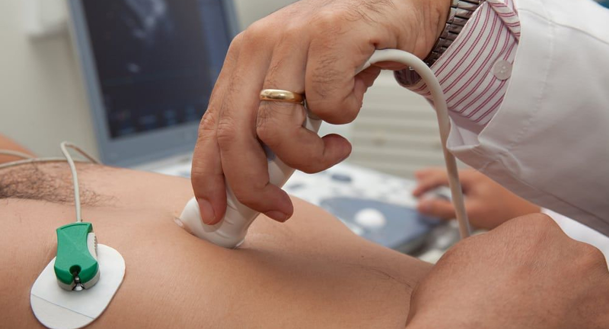 foto ilustrativa da execução do exame: Ecocardiograma com Doppler Colorido